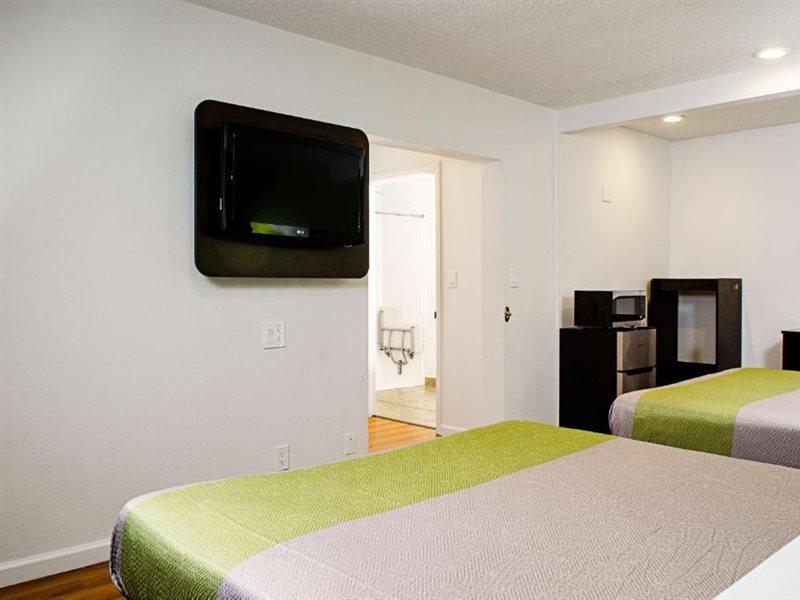 Motel 6-Modesto, Ca - Downtown Eksteriør billede